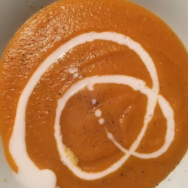 velouté de carotte , lentilles corail au curry et lait de coco