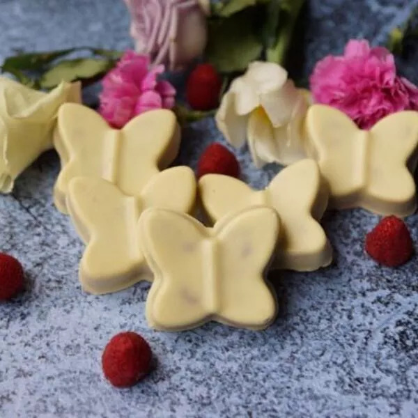 Entremets à la mousse framboise dans sa coque en chocolat blanc