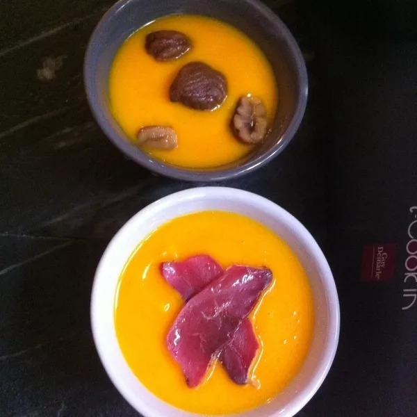 Velouté de potimarron, magret de canard fumé, châtaignes