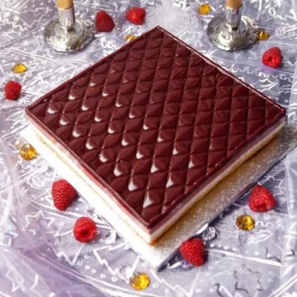 Entremets framboises/chocolat blanc sur son biscuit madeleine