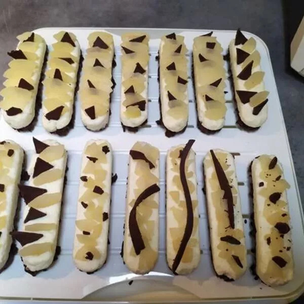 Entremet à la poire sur lit croquant au chocolat