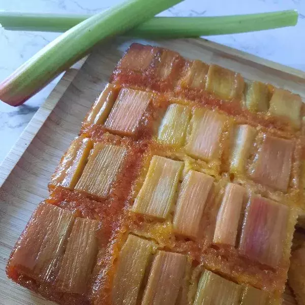 Gâteau renversé à la rhubarbe