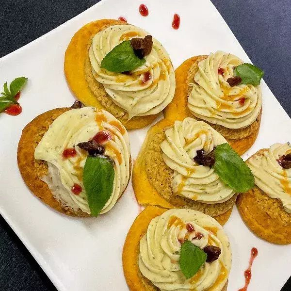 Choux craquelin aux fruits rouges et citronnelle