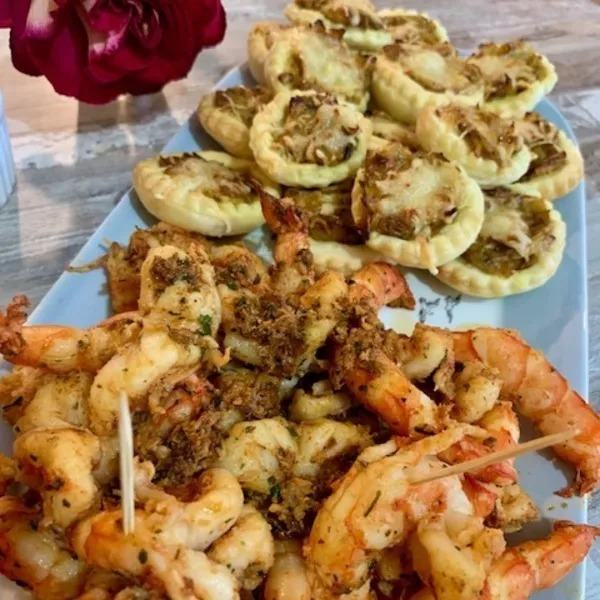 Tartelettes aux poireaux tapas de gambas épicées