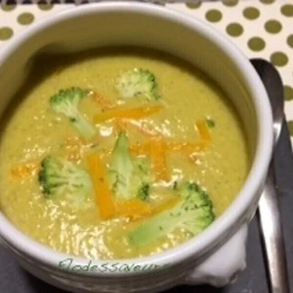 Soupe de brocolis au cheddar (adapté d'une recette de Valérie de "c'est ma fournée)