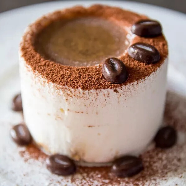 Tiramisu individuel glacé et sa sauce café