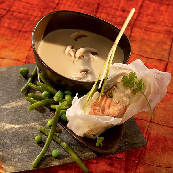 Soupe de lait de coco à la citronnelle et papillotes de saumon au tandoori