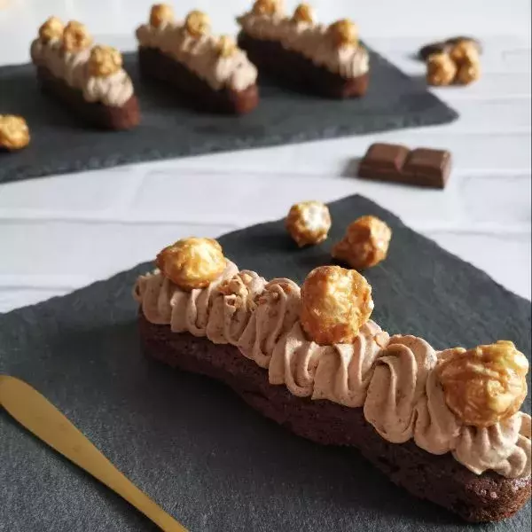 Finger brownie chocolat, caramel et popcorn 