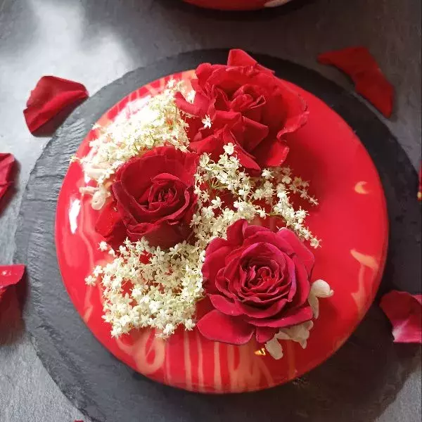 Entremet pétales de roses et fraises