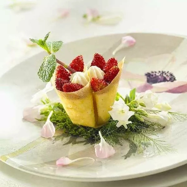 Timbales de fraises des bois sur fond de crème à la menthe