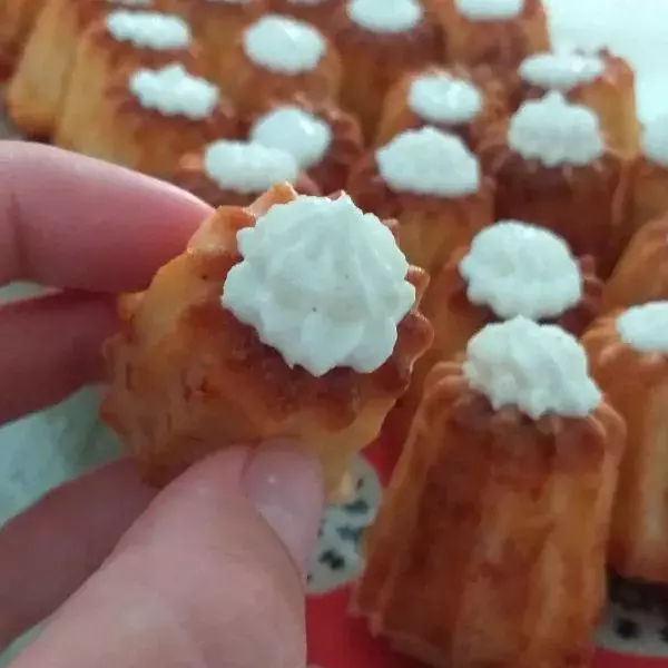 Mini cannelés aux lardons et sa crème au chèvre frais