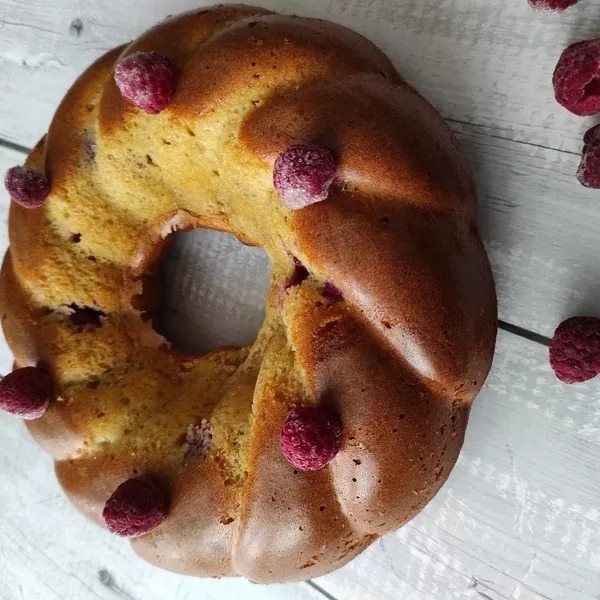 Gâteau moelleux au yaourt et framboises