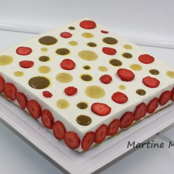 Entremet vanillé à la fraise et à la rhubarbe sur biscuit à la pistache