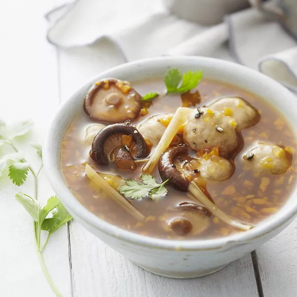 Bouillon aux boulettes asiatiques