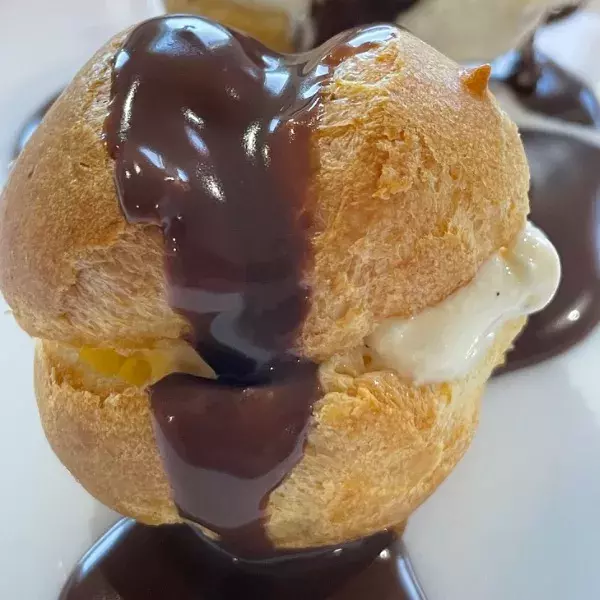 Profiteroles  glace vanille sauce chocolat