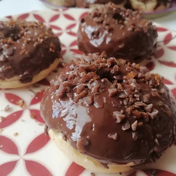 Donuts fourrées au chocolat et éclats de caramel 