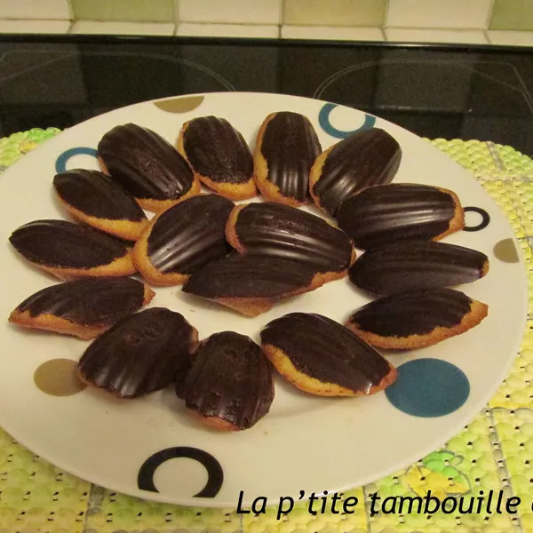 Madeleines au miel et coque en chocolat