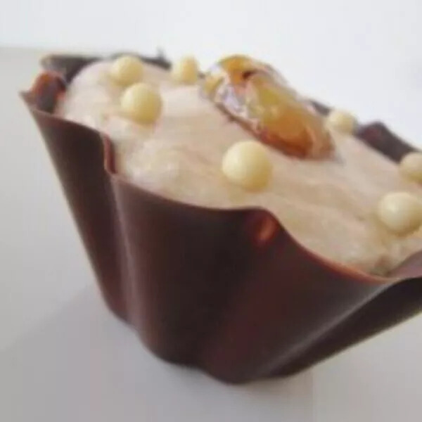 MOUSSE AU MARRON DANS SA COUPELLE AU CHOCOLAT