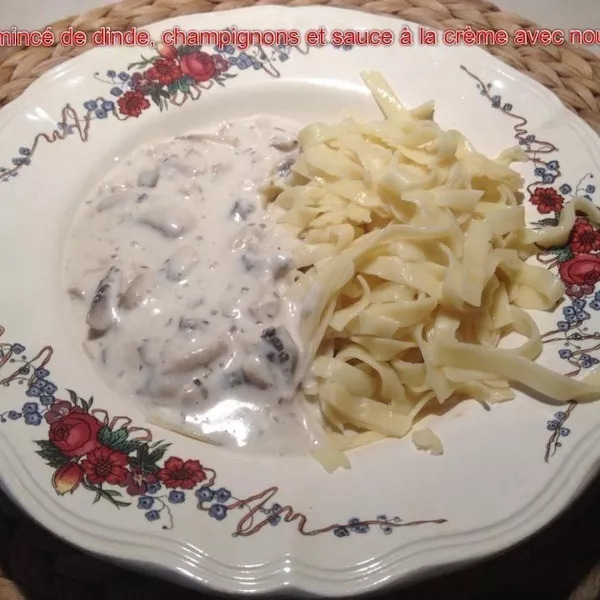 Emincé de dinde, sauce à la crème, champignons et nouilles