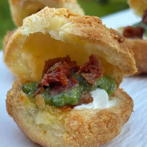 Choux craquelin au pesto 