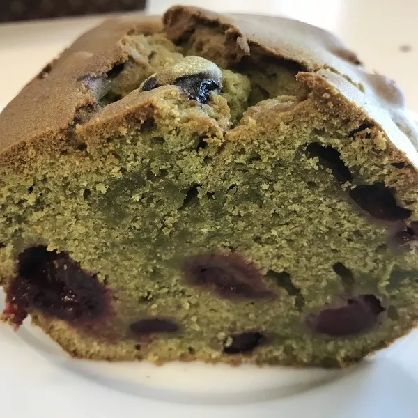 Cake cerises-thé matcha 