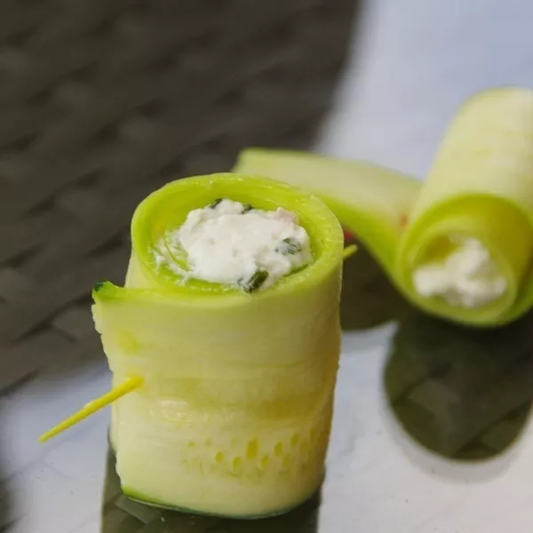 Roulés de courgettes au chèvre frais, echalotes et ciboulette