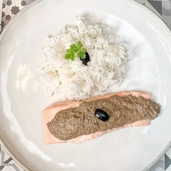 Pavé de saumon à la crème d'olives noires, riz basmati