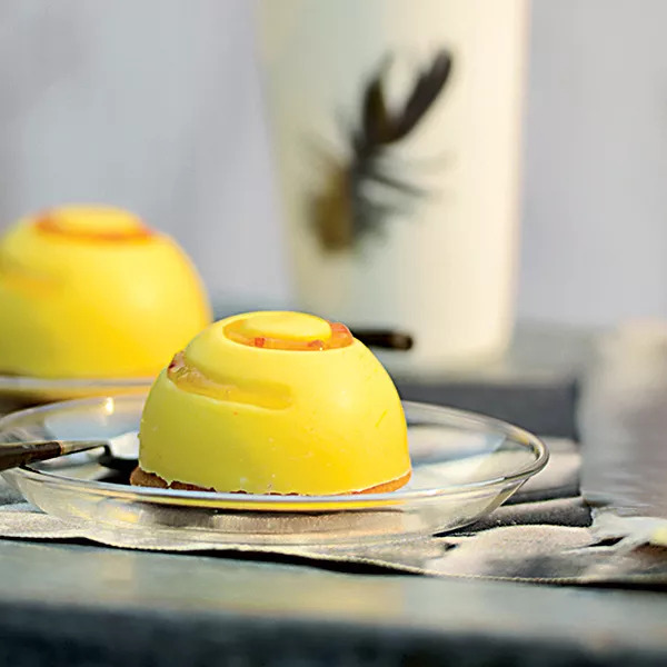 Dômes de mousse citron sur sablés au gingembre