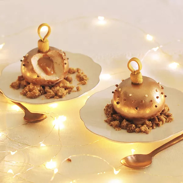 Boules de Noël à la banane et au caramel sur un crumble