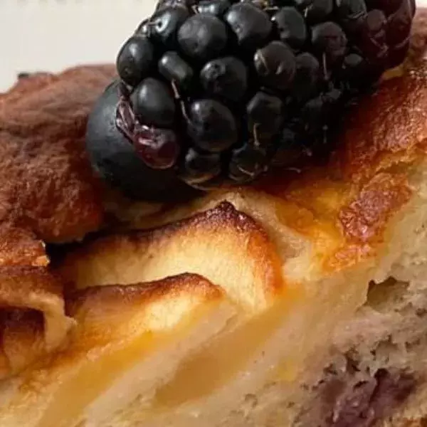 Gâteau moelleux aux pommes , mûres et myrtilles