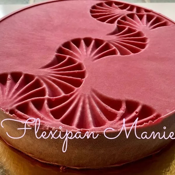 Entremet framboises sur biscuit citron vert