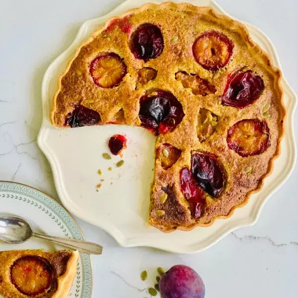 tarte amandine à la crème de pistache et prunes