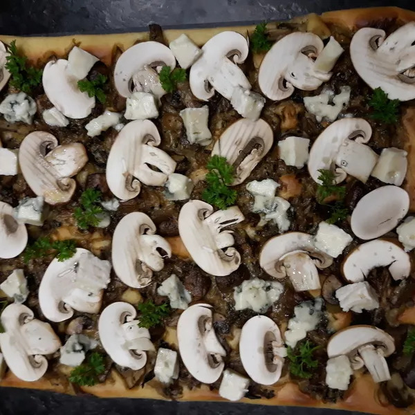 Champignons et fromage sur pâte levée