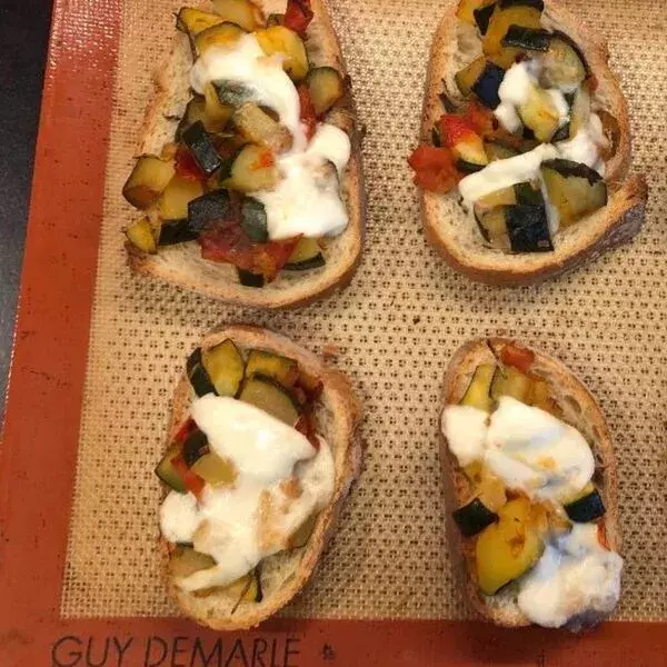 Tartine aux légumes d'été