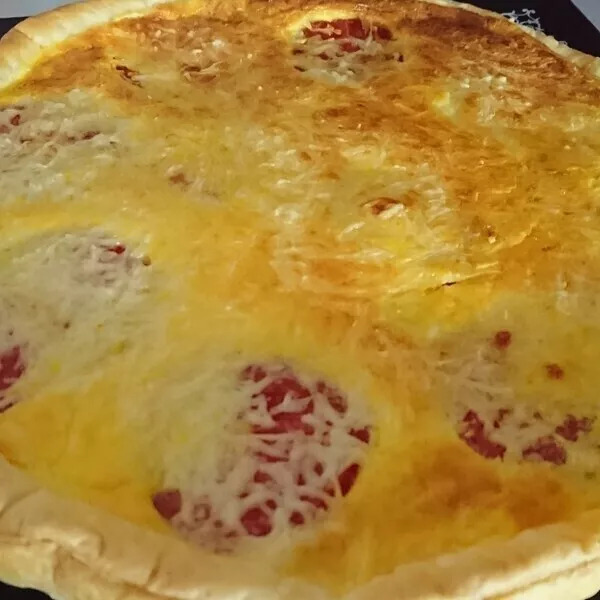 Quiche au thon, tomate et piment d'espelette