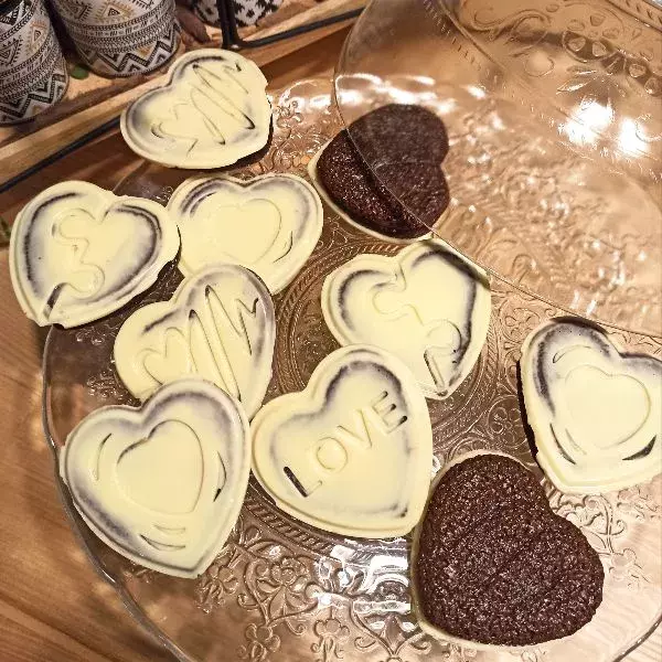 Fondants chocolat noir et leur coque de chocolat blanc 