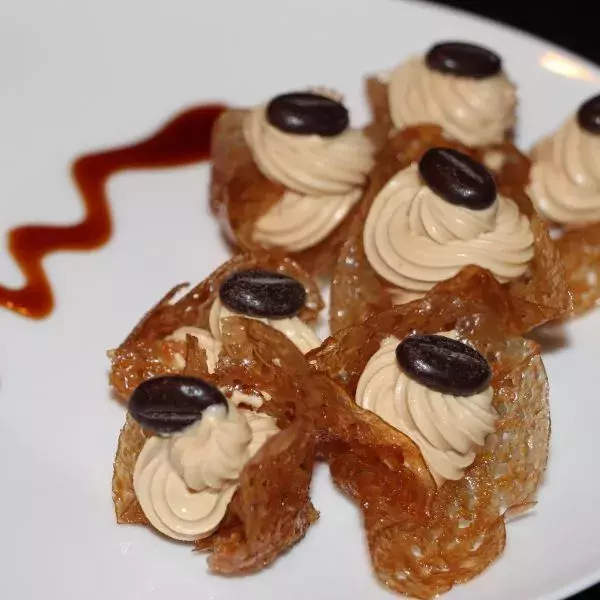 Mini- cubes de tuiles dentelles au café et sa ganache montée 