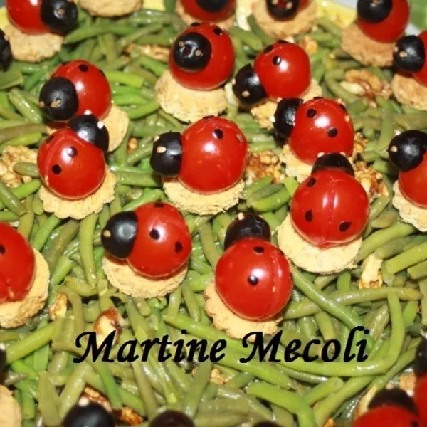 Salade de haricots verts aux noix et coccinelles de tomates cerises sur canapés