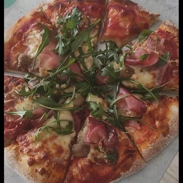 Pizza speck et roquette 