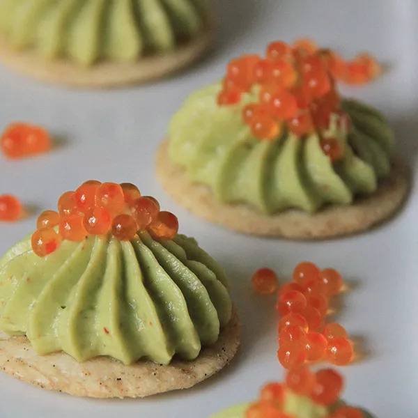 Toasts guacamole, œufs de saumon et vinaigre balsamique blanc