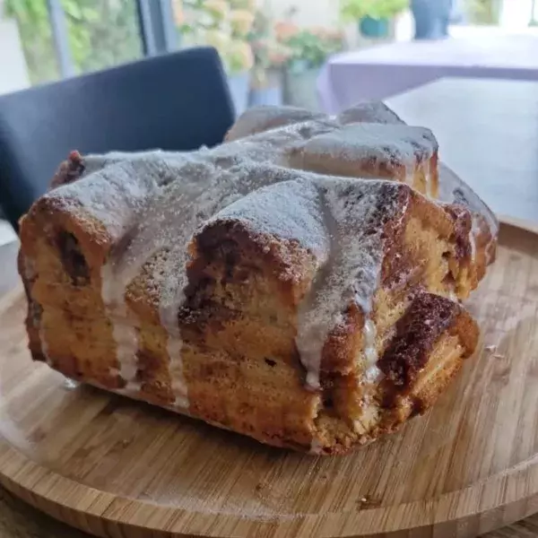 Chalet moelleux poires, amandes et éclats de caramel 