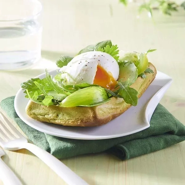 Gaufres au persil à l’avocat, tomates vertes et oeuf poché