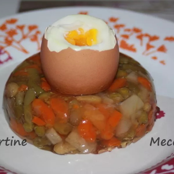 Oeuf à la coque dans son nid de macédoine de légumes