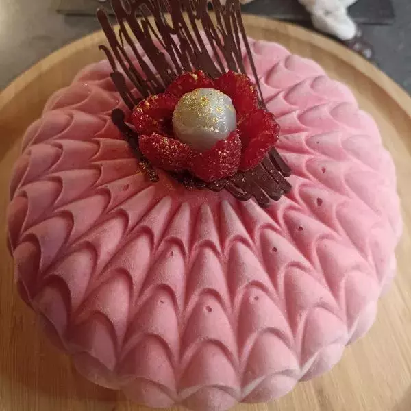 Entremet framboises, litchis, rose