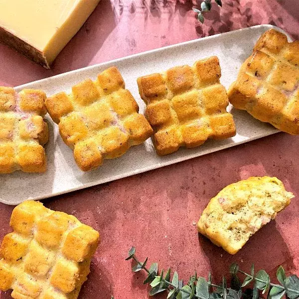 Moelleux au comté, lardons et herbes de Provence