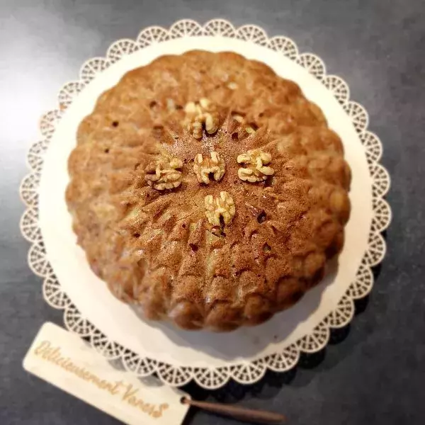 Gâteau aux pommes, noix et cannelle