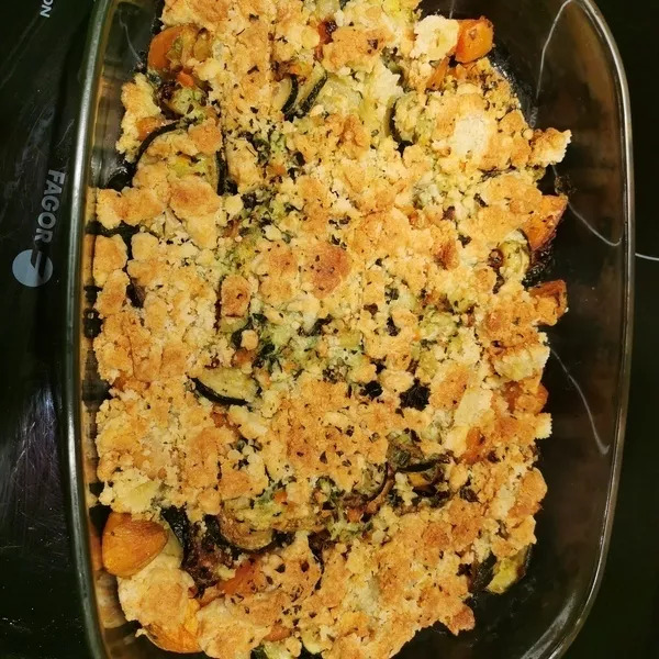 Crumble aux courgettes, parmesan et basilic