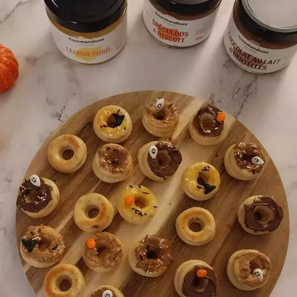 Mini donuts et leurs toppings sucrés