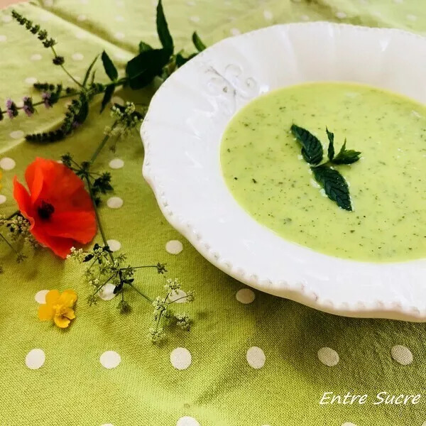 Crème de courgettes et concombre à la ricotta, basilic et menthe