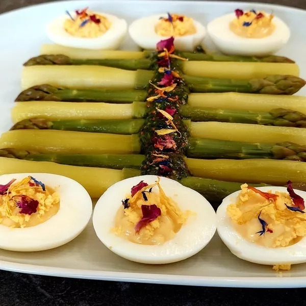 Asperges en vinaigrette à la moutarde à l'ancienne et œufs mimosa